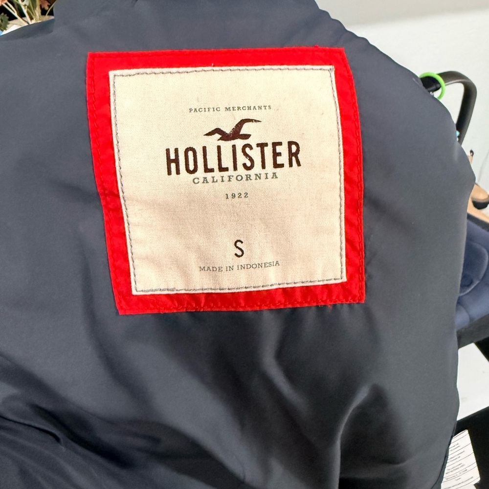 Hollister Gray Puffer Vest - Picture 3 of 4